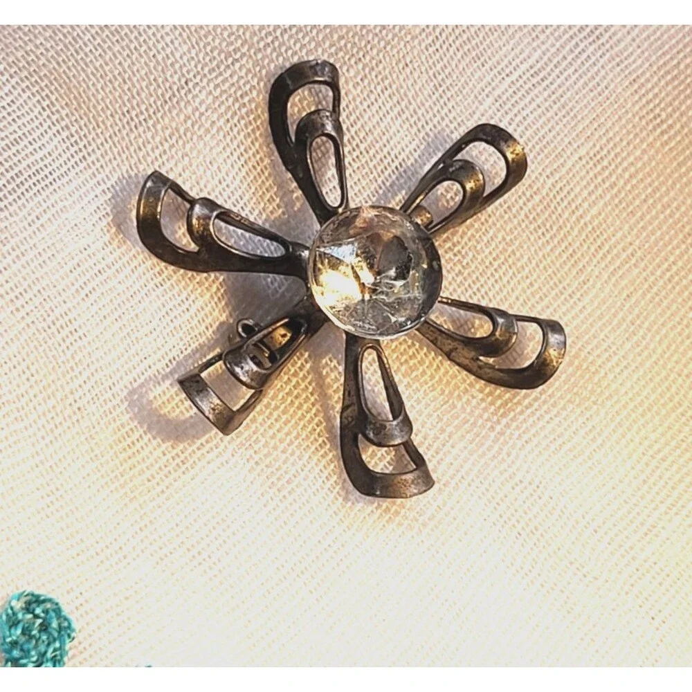 VINTAGE Jewelry Lapel Hat Pin Brooch Clear Glass Center Silver FLOWER